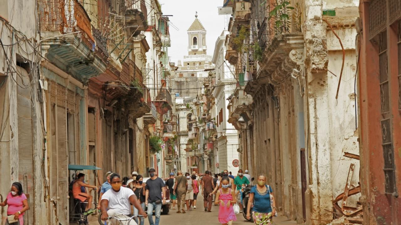 Cubanos en una calle de La Habana.